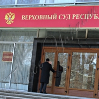 Судилище абсурду триває