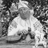 «Я прожила однією глиною...»