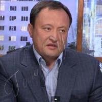 Голова ОДА пробив два колеса своєї автівки