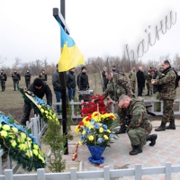 Квіти до пам’ятника побратимам