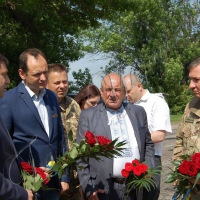 Співпрацювати не на папері, а справами