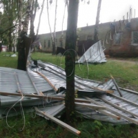 Стихія <<розібрала>> дах школи