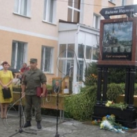 Пам'ятний знак музиканту і снайперу, який загинув у першому своєму бою