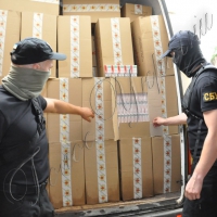 На складах кур'єрської служби вилучили на 150 тисяч доларів контрафактних цигарок і взуття