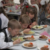 Обідами мають забезпечити всіх учнів