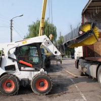 Дві спецмашини для комунальників