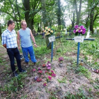 Спільно впорядковують могили за Бугом