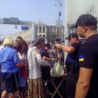 Київ захищали… гаслами, фарбами і яйцями