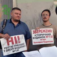 Будівельники не зважають на протести