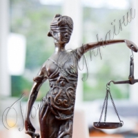 Комунальники <<подарували>> юристам мільйон