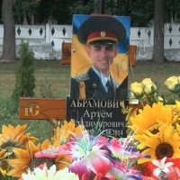 Несли на цвинтар розквітлі соняхи