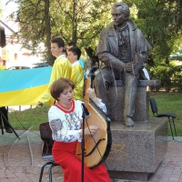 Закарпатці на світанку помолилися за Україну, оновили дитячу залізницю й відкрили пам'ятник Кобзареві