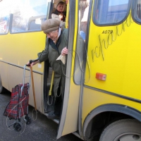 Журналісти пропонують платити за бабусь у маршрутках