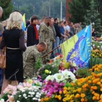 Молебень над могилами героїв