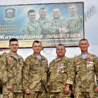 <<Кіборги>> усміхаються. З білборду