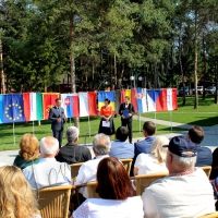 Свято мікрофонів й телекамер показує приклад єдності