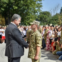 Президент вручив військовослужбовцям ключі  від квартир та відвідав музей АТО