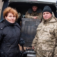 Бійцям подарували фе<<НОМ>>енальну піч: і гріє, і... світить
