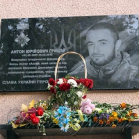 ...меморіальні дошки доводиться робити антивандальними