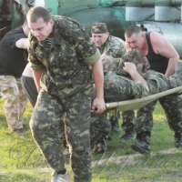 Лікарі рятують двох тяжко поранених бійців