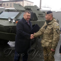 Прокурори подарували броньовик для морської піхоти