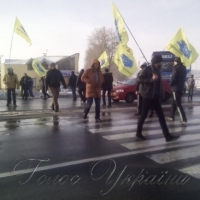 Дорогу перекрили, щоб... дозволили їздити