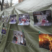 Сто вражень Революції в одному наметі