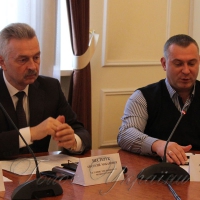 Вода йде з криниць, а земля — з-під ніг