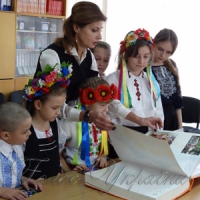 Книга миру об’їде країну і вирушить до музею подарунків