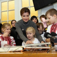 Дружина Президента  заповнила сторінку «Книги миру»