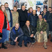 Посічені прапори і дитячі малюнки — поруч