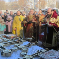 На банях храму засяяли хрести