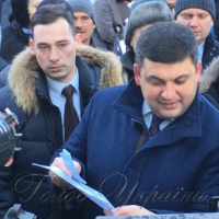 Володимир Гройсман пообіцяв Чернівцям новий кардіо-судинний центр, відкрив будинок з енергоощадними технологіями і відвідав підприємство, запущене німцями