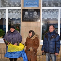Меморіальну дошку відкрили матері