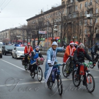 У Запоріжжі Дідів Морозів бачили на велосипедах, каяках і... мотузці