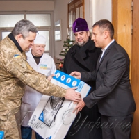 Поранені бійці передали митрополиту бойовий прапор