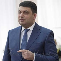 Глава уряду передавав техніку і заспокоював щодо гривні