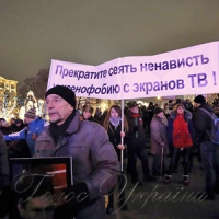 Переважна більшість укушених  путінським ТБ слухняно втратили розум