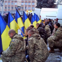 На колінах прощалися із захисниками