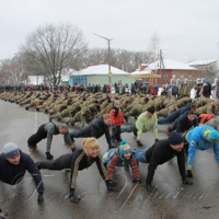 700 чернігівців віджималися біля церкви