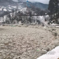 Льодохід піднімає воду...