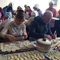 Небувалу порцію вареників ліпили всією громадою