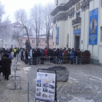 У черзі поклонитися образу Спаса Нерукотворного - тисячі вірян…