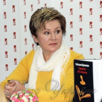 Описує, немов кладе мазки яскравих фарб на полотно... 