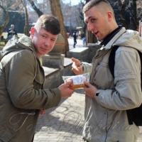Активісти пригостили суддю... булкою з маком