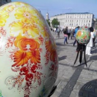 Столицю прикрашають до Великодня і запрошують гостей на Софійську площу