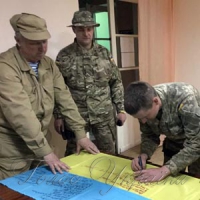 Прапор із передової з автографами бійців передадуть Далі Грибаускайте