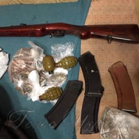 У квартирі виявили склад зброї
