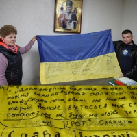 Воїни подарували благодійникам знамено