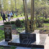 Алею пам'яті саджали батьки героїв